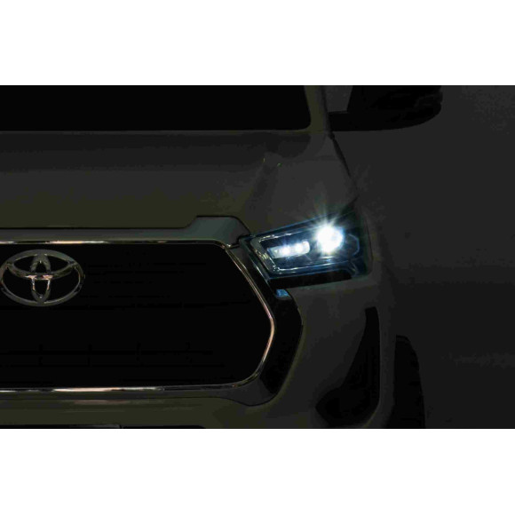 Toyota Hilux na akumulator dla dzieci Biały + Napęd 4x4 + Pilot + 2 bagażniki + Radio MP3 + LED