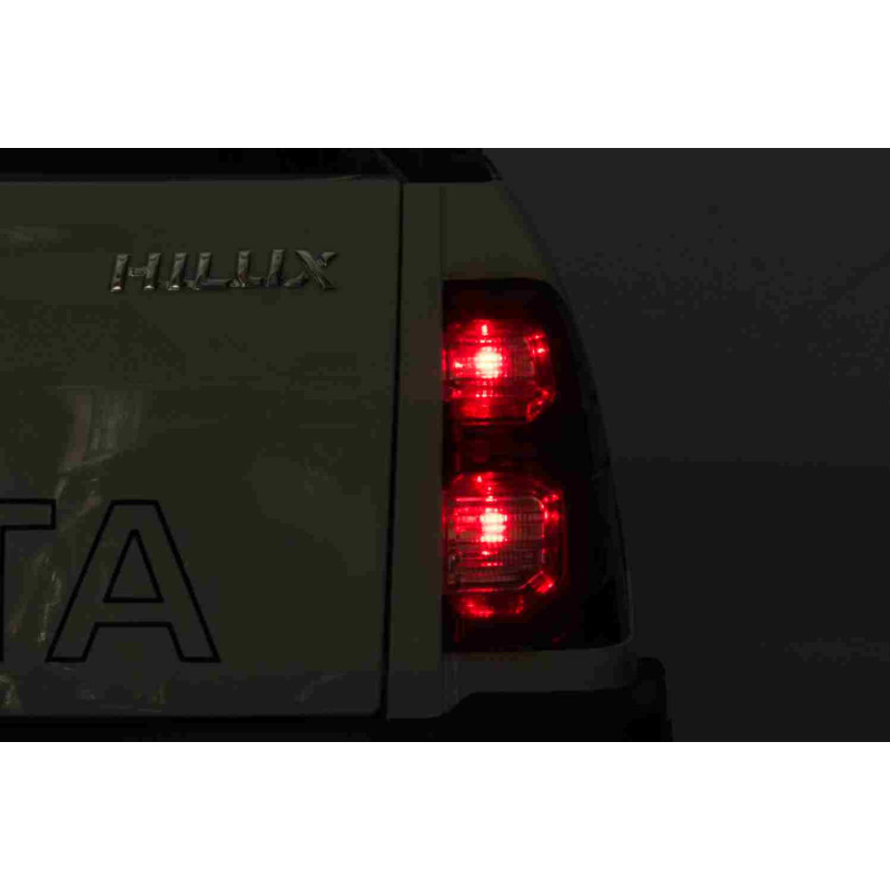 Toyota Hilux na akumulator dla dzieci Biały + Napęd 4x4 + Pilot + 2 bagażniki + Radio MP3 + LED