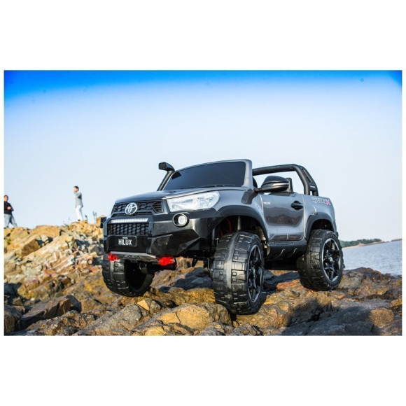 Auto na Akumulator Toyota Hilux Czarny Lakierowany Auto na Akumulator Toyota Hilux Czarny Lakierowany